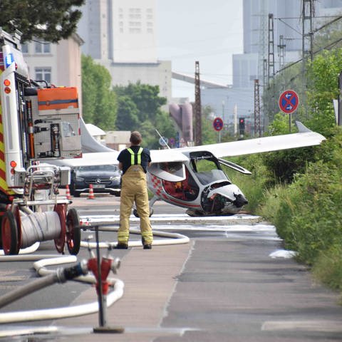 Ein Kleinflugzeug ist auf einer Straße in Mannheim notgelandet.  (Foto: René Priebe)