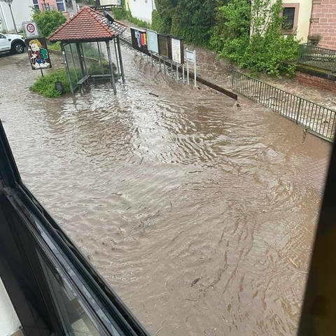Bach überflutet Straße in Schriesheim-Altenbach (Foto: SWR)