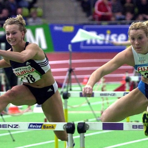 Archivbild von 2002 - Kirsten Bolm (r) gewinnt bei den Deutschen Leichtathletik Hallenmeisterschaften über 60 Meter Hürden vor Nadine Hentschke