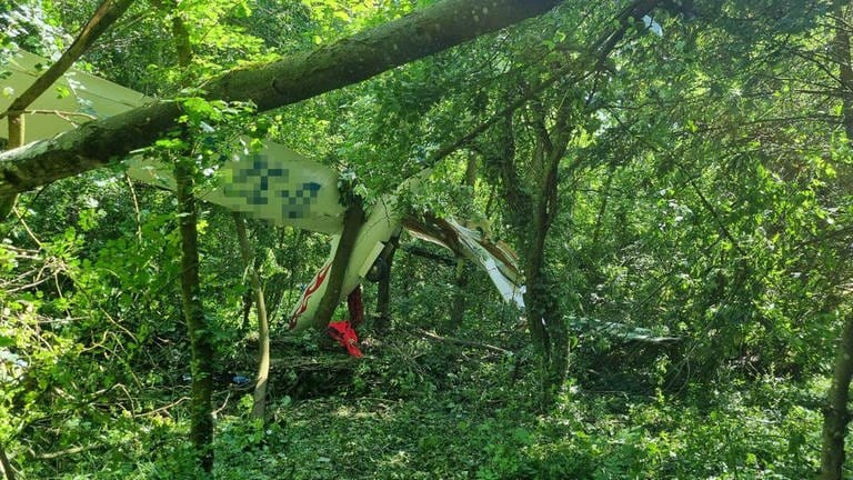 Das abgestürzte Flugzeug hängt zwischen den Bäumen. (Foto: René Priebe / PR-Video)
