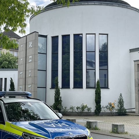 Ein Polizeiauto steht am 24. Mai 2024 vor der Synagoge in Heidelberg. Die Polizei hat einen 18-Jährigen aus Weinheim festgenommen, weil er zusammen mit einem 24-Jährigen einen Mordanschlag auf Besucher der Synagoge in Heidelberg geplant haben soll.
