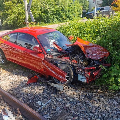 Ein stark zerstörtes Auto, das zuvor in Neckarbischofsheim mit einem Schienenbus der Krebsbachtalbahn zusammengestoßen ist.