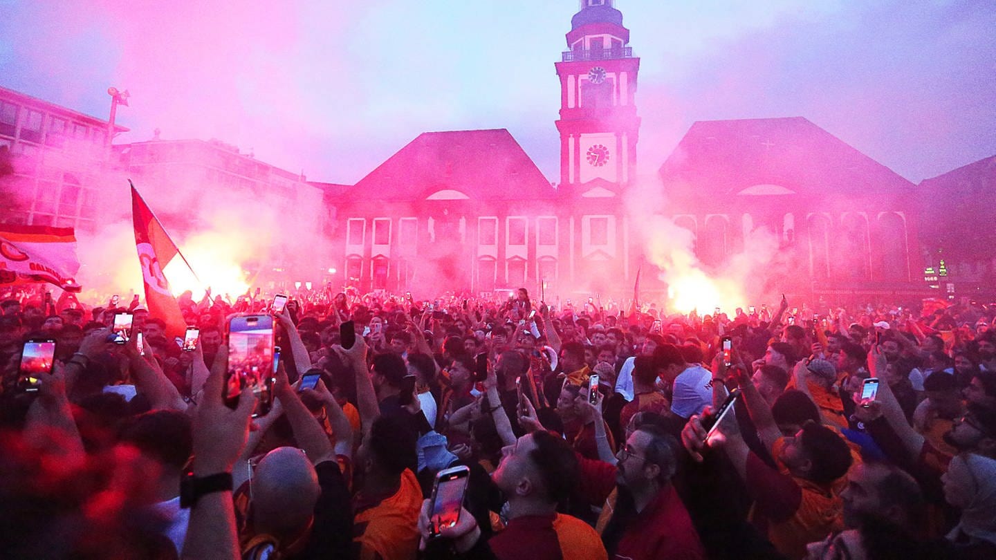 Fans des türkischen Fußball-Erstligisten Galatasaray Istanbul haben nach der gewonnenen Meisterschaft in Mannheim gefeiert (Foto: Dieter Leder)