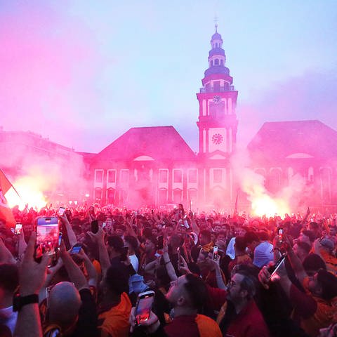 Fans des türkischen Fußball-Erstligisten Galatasaray Istanbul haben nach der gewonnenen Meisterschaft in Mannheim gefeiert