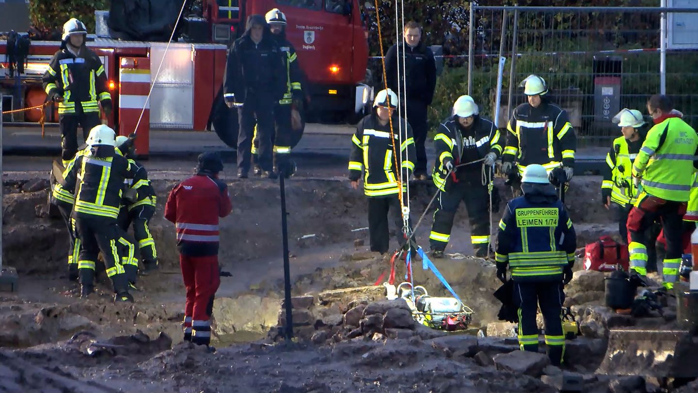 Feuerwehrleute stehen rund um die Unglücksstelle in Leimen (Foto: René Priebe)