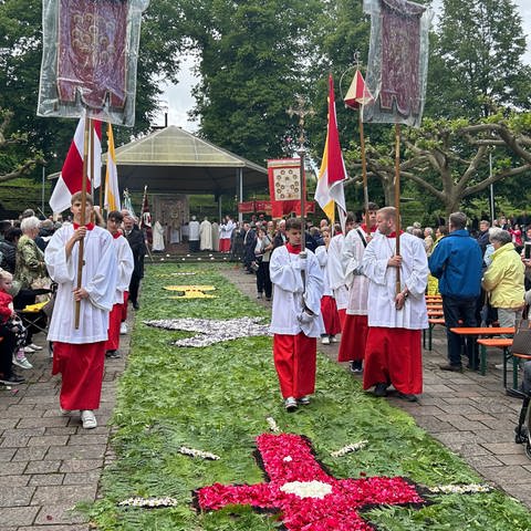 Zahlreiche Gläubige kamen zur Fronleichnams-Prozession in Walldürn