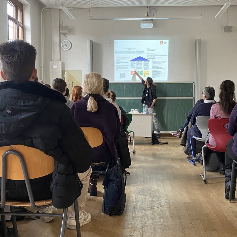 Schüler auf Stühlen in Klassenraum in Schule in Heidelberg