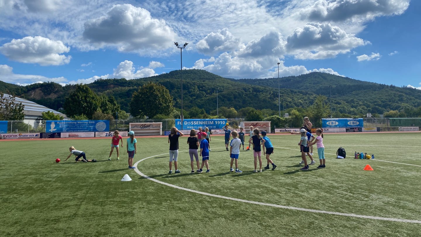 Die Kinder toben sich beim Sommerferien-Camp in Dossenheim (Rhein-Neckar-Kreis) ordentlich aus. Auf dem Sportplatz wird zum Beispiel Brennball gespielt. (Foto: SWR)