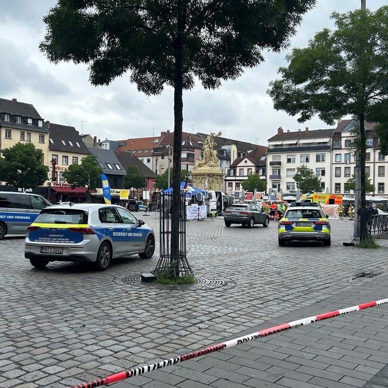 Polizeiautos auf dem Marktplatz in Mannheimer Innenstadt bei Einsatz