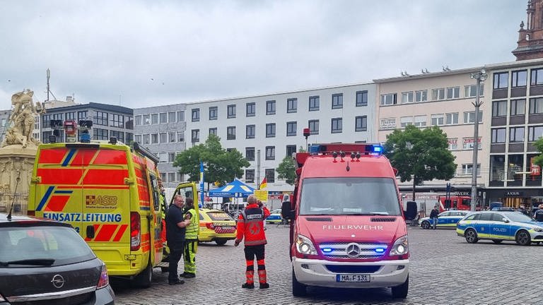 Feuerwehr, Notarzt und Polizeiautos auf dem Mannheimer Marktplatz bei Einsatz