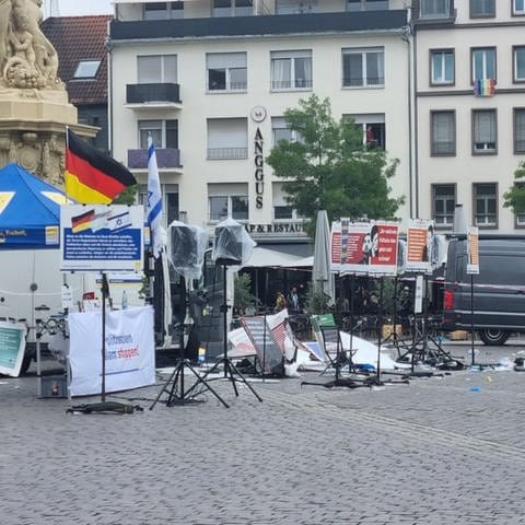Mitarbeiter der Spurensicherung nach einer Messerattacke auf dem Mannheimer Marktplatz: Teile eines Standes sind zerstört und liegen am Boden