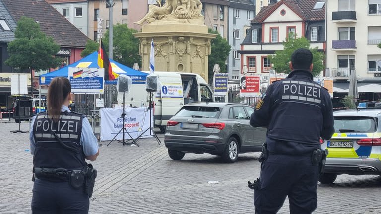 Einsatzkräfte der Polizei stehen auf dem Mannheimer Marktplatz (Foto: dpa Bildfunk, Picture Alliance)