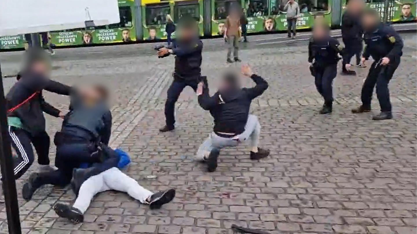 Polizeieinsatz bei Messerangriff am Marktplatz in Mannheim (Foto: Bürgerbewegung Pax Europa (BPE) (aus Livestream))