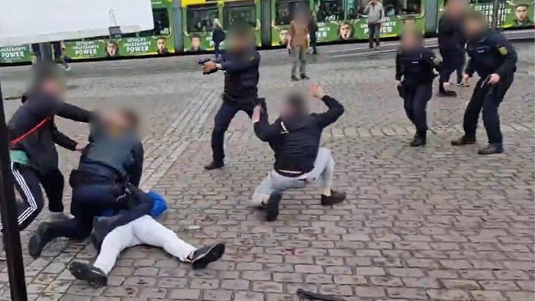 Polizeieinsatz bei Messerangriff am Marktplatz in Mannheim