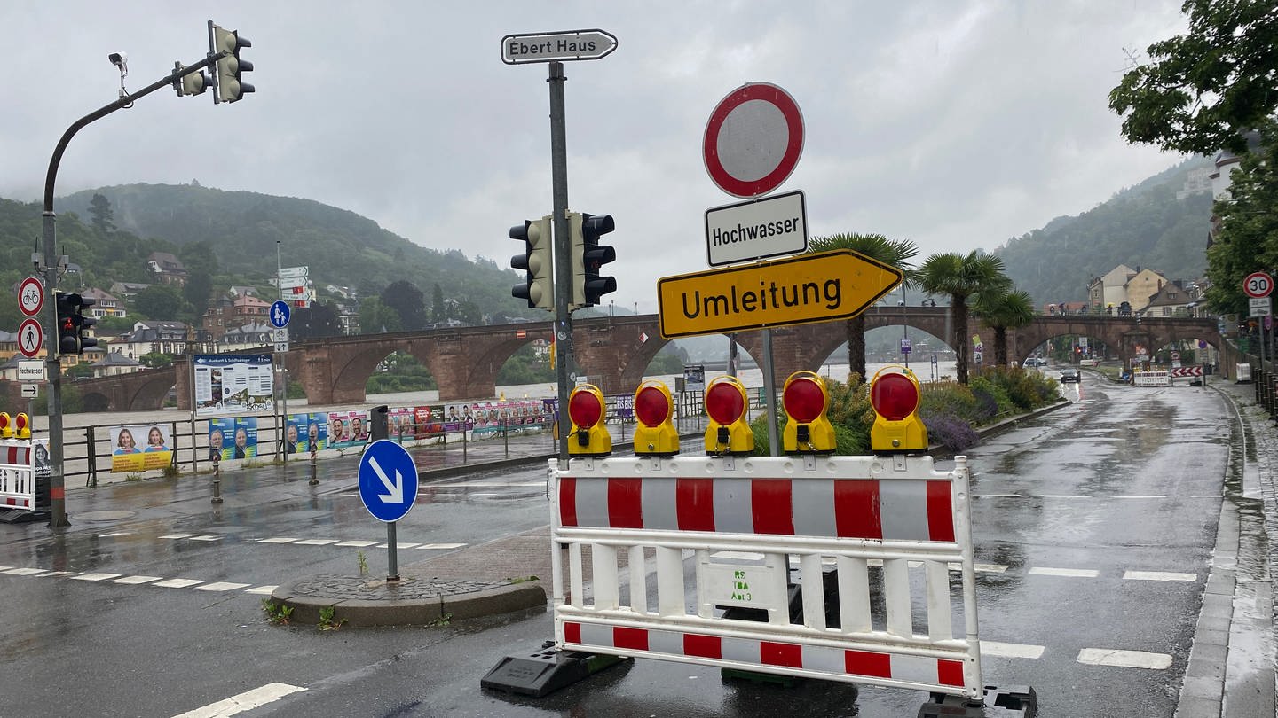 Umleitungsschild auf der B37 an der Alten Brücke in Heidelberg wegen Hochwassergefahr. (Foto: SWR)