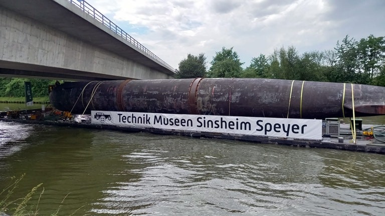 Das U-Boot U17 auf dem Neckar bei Dossenheim. Es fährt unter einer Autobahnbrücke durch. (Foto: SWR) Das U-Boot U17 auf dem Neckar bei Dossenheim. Es fährt unter einer Autobahnbrücke durch.
