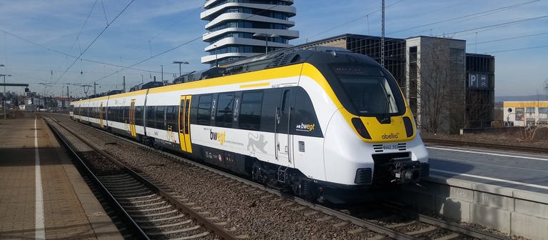 Ein gelb-weißer Zug auf einem Bahnsteig (Foto: Pressestelle Abellio)
