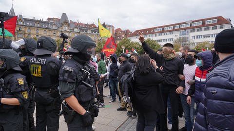 Polizisten stehen bei einer pro-palästinensische Demonstration auf dem Marienplatz in Stuttgart.  (Foto: dpa Bildfunk, picture alliance/dpa | Andreas Rosar)