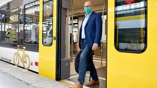 Winfried Hermann (Grüne), der Verkehrsminister von Baden-Württemberg, steht im Eingang eines Regionalzugs (Foto: dpa Bildfunk, picture alliance/dpa | Bernd Weissbrod (Symbolbild))
