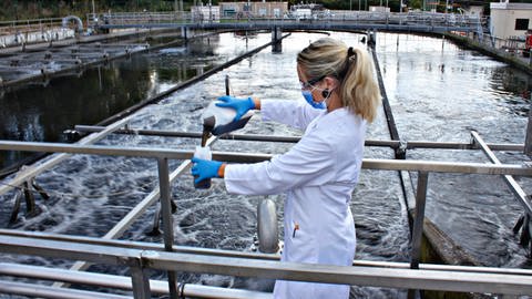 Die Laborantin des Leonberger Klärwerks, Lenka Hazlikova, entnimmt eine Wasserprobe.  (Foto: Pressestelle, Dominic Braun)