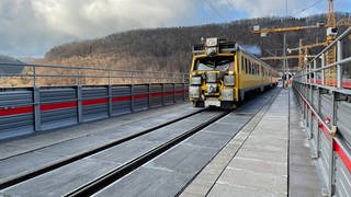 Ein Messzug der Bahn auf der Filstalbrücke (Foto: SWR, Martin Rottach)