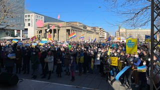 Menschen in Stuttgart zeigen Solidarität mit der Ukraine: Menschentraube vor dem Podium der Kundgebung auf dem Schlossplatz (Foto: SWR)