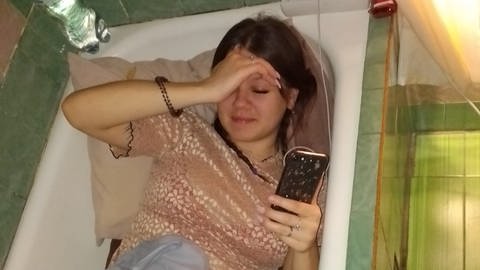 Alina sucht Schutz in der Badewanne (Foto: SWR)