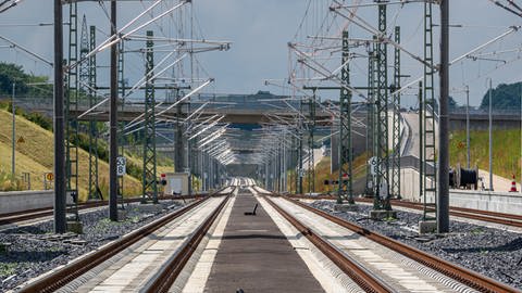 Strommasten an der Neubaustrecke der Bahn zwischen Wendlingen und Ulm (Foto: bahnprojekt-stuttgart-ulm.de/presse)