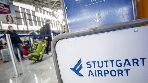 Auf einem Schild steht Stuttgart Airport. (Foto: dpa Bildfunk, picture alliance/dpa | Christoph Schmidt)