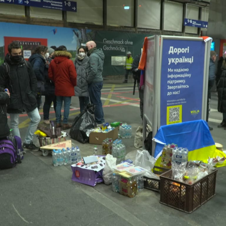 Warten auf Flüchtlinge aus der Ukraine am Hauptbahnhof Stuttgart. Die Stuttgarter Hilfsorganisation Wolja wartete am Montagabend vergeblich auf Menschen aus dem Kriegsgebiet. (Foto: SWR)