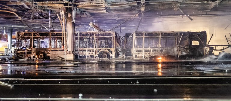 Blick in die einsturzgefährdete Halle des SSB-Busdepots, wo 25 Busse ausbrannten. (Foto: dpa Bildfunk, picture alliance/dpa | Christoph Schmidt)