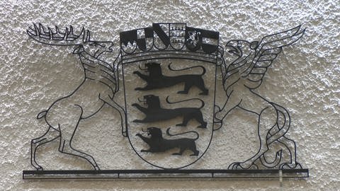 Das Baden-Württemberg-Wappen in einem Gerichtssaal im Landgericht Stuttgart (Foto: SWR)