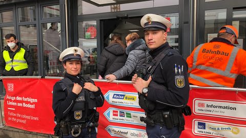 Bundespolizei zum Schutz von ukrainischen Frauen auf dem Hauptbahnhof Stuttgart. (Foto: SWR, Philipp Pfäfflin)