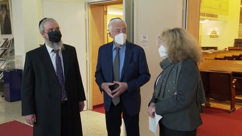 Boris Zabarko zusammen mit Rabbi Jehuda Pushkin (links) und Barbara Traub, der IRGW Vorsitzenden (Foto: SWR)