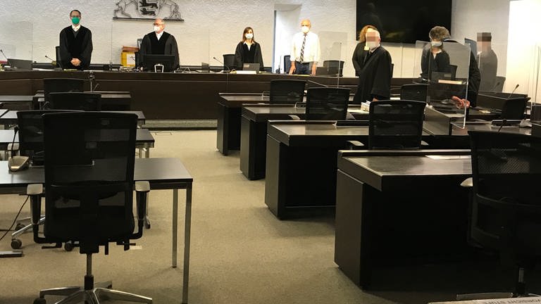 Der Gerichtssaal am Tag der Urteilsverkündigung sowie die Richterinnen und Richter (Foto: SWR, SWR/Werner Trefz)