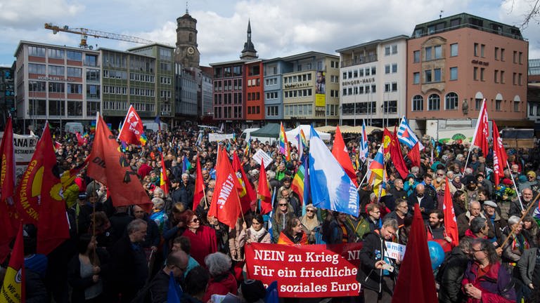 Beim Ostermarsch 2018 in Stuttgart forderten die Teilnehmer und Teilnehmerinnen Frieden in der Welt (Foto: picture-alliance / Reportdienste, Picture Alliance)