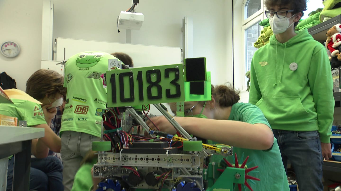 Stuttgarter Schülergruppe fliegt zum Roboterwettbewerb in