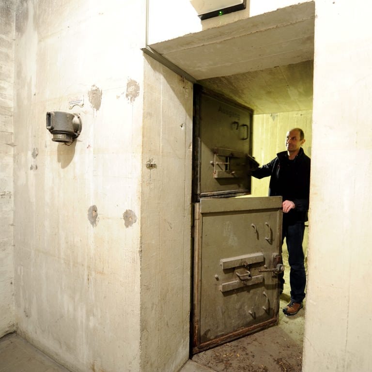 Ein Mitarbeiter der Stadt Stuttgart 2009 in einem ehemaligen Schutzbunker in der Stuttgarter Innenstadt.  (Foto: dpa Bildfunk, picture-alliance/ dpa | Bernd Weißbrod)