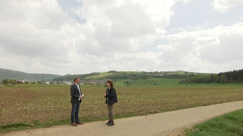 Donzdorfs Bürgermeister Martin Stölzle mit Stadträtin Kathinka Kaden vor der Ackerfläche, auf der Photovoltaikanlagen gebaut werden könnten (Foto: SWR)