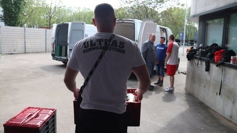 Ultra-Fans des VfB Stuttgart haben kürzlich Spenden für die Tafelläden gesammelt und abgeliefert. Die "Ultras Schwabensturm 2002" haben bewusst Dinge gespendet, die im Stuttgarter Tafelladen Mangelware sind: Duschgel, Babywindeln oder Bodymilk. (Foto: SWR)