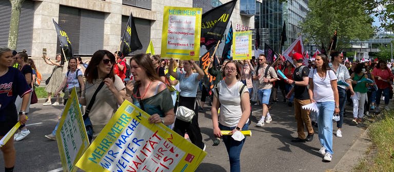 Erzieher und Erzieherinnen demonstrieren in Stuttgart für besser Arbeitsbedingungen. (Foto: SWR, Diana Hörger)