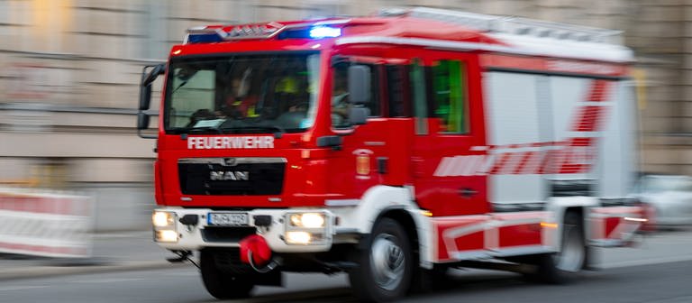 Ein angezündetes Wattestäbchen hat einen Wohnungsbrand in Ditzingen (Kreis Ludwigsburg) verursacht. Die Feuerwehr konnte den Brand zwar relativ schnell löschen, aber es entstanden trotzdem rund 350.000 Euro Sachschaden. (Foto: dpa Bildfunk, picture alliance/dpa/dpa-Zentralbild | Monika Skolimowska)