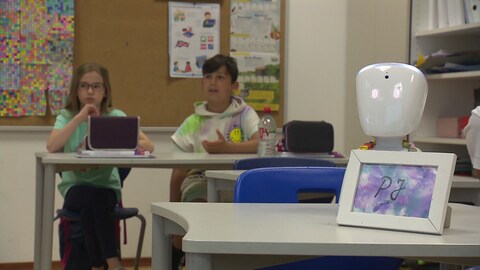 Mittels eines kleinen Roboters, eines Avatars, kann die leukämiekranke PJ am Schulunterricht teilnehmen. (Foto: SWR)