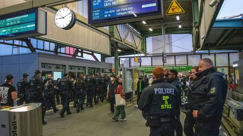 Polizeieinsatz am Stuttgarter Bahnhof nach Kickers Spiel (Foto: IMAGO, IMAGO / Eibner)