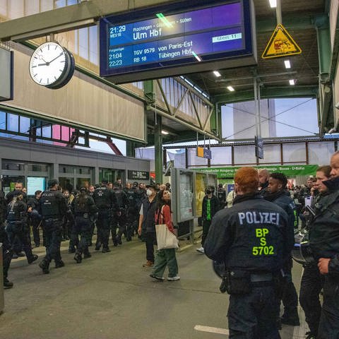 Polizeieinsatz am Stuttgarter Bahnhof nach Kickers Spiel (Foto: imago images, IMAGO / Eibner)
