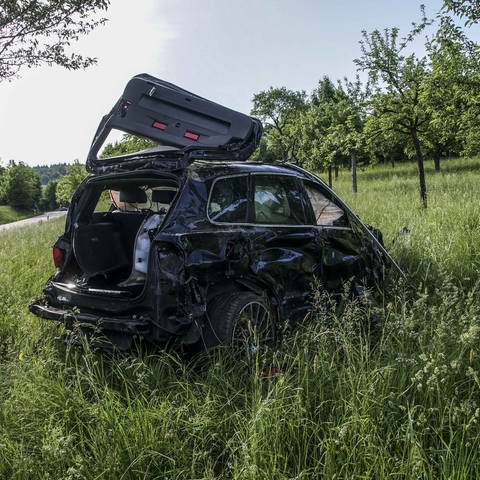 Ein beschädigtes Auto steht nach einem Unfall in Nufringen (Kreis Böblingen) auf einer Wiese. (Foto: dpa Bildfunk, Picture Alliance)