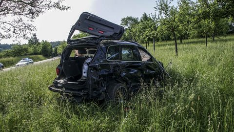 Ein beschädigtes Auto steht nach einem Unfall in Nufringen (Kreis Böblingen) auf einer Wiese. (Foto: dpa Bildfunk, picture alliance/dpa/SDMG | Dettenmeyer)