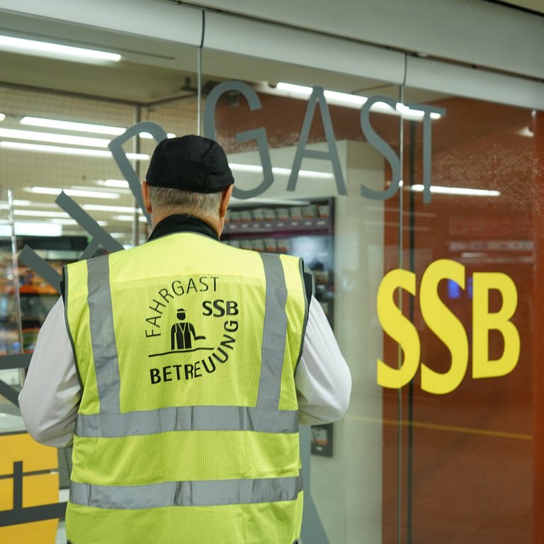Ein Mann trägt eine Warnweste mit der Aufschrift "SSB Fahrgastbetreuung" (Foto: SSB)