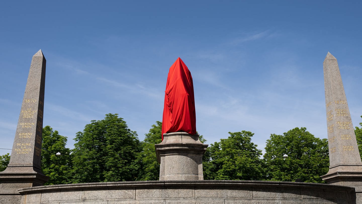 Ein Denkmal von Kaiser Wilhelm I. auf dem zentralen Stuttgarter Karlsplatz ist mit einem roten Tuch verhüllt. (Foto: dpa Bildfunk, picture alliance/dpa | Marijan Murat)