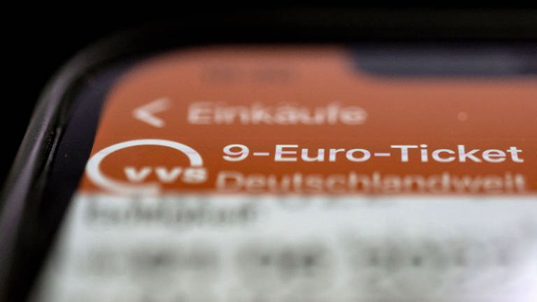 Auf dem Display eines Smartphones ist das 9-Euro-Ticket des VVS zu sehen. (Foto: dpa Bildfunk, picture alliance/dpa | Marijan Murat)